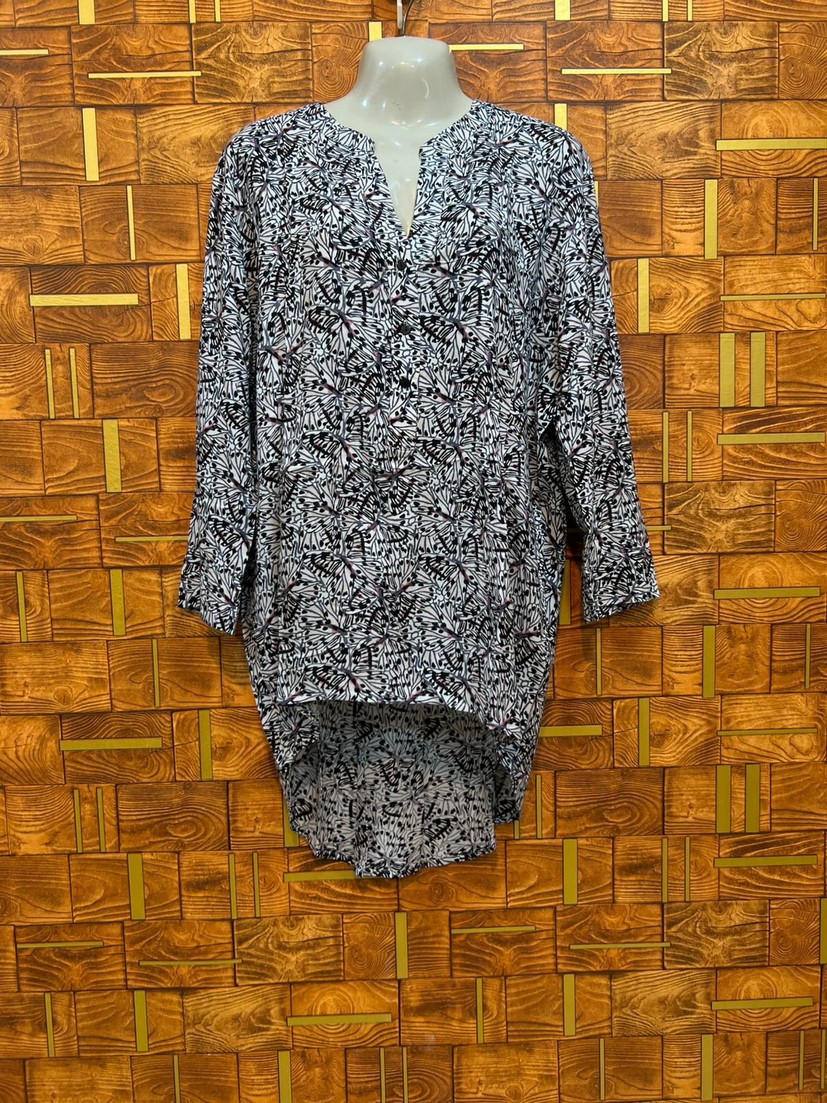 Long top large -33 linen length 27 chest 24