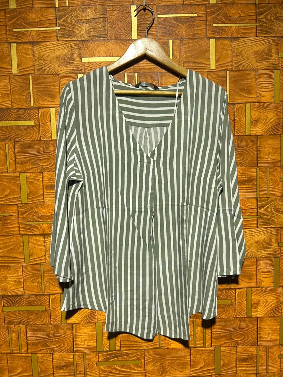 Short top  medium linen chest 23 length 30