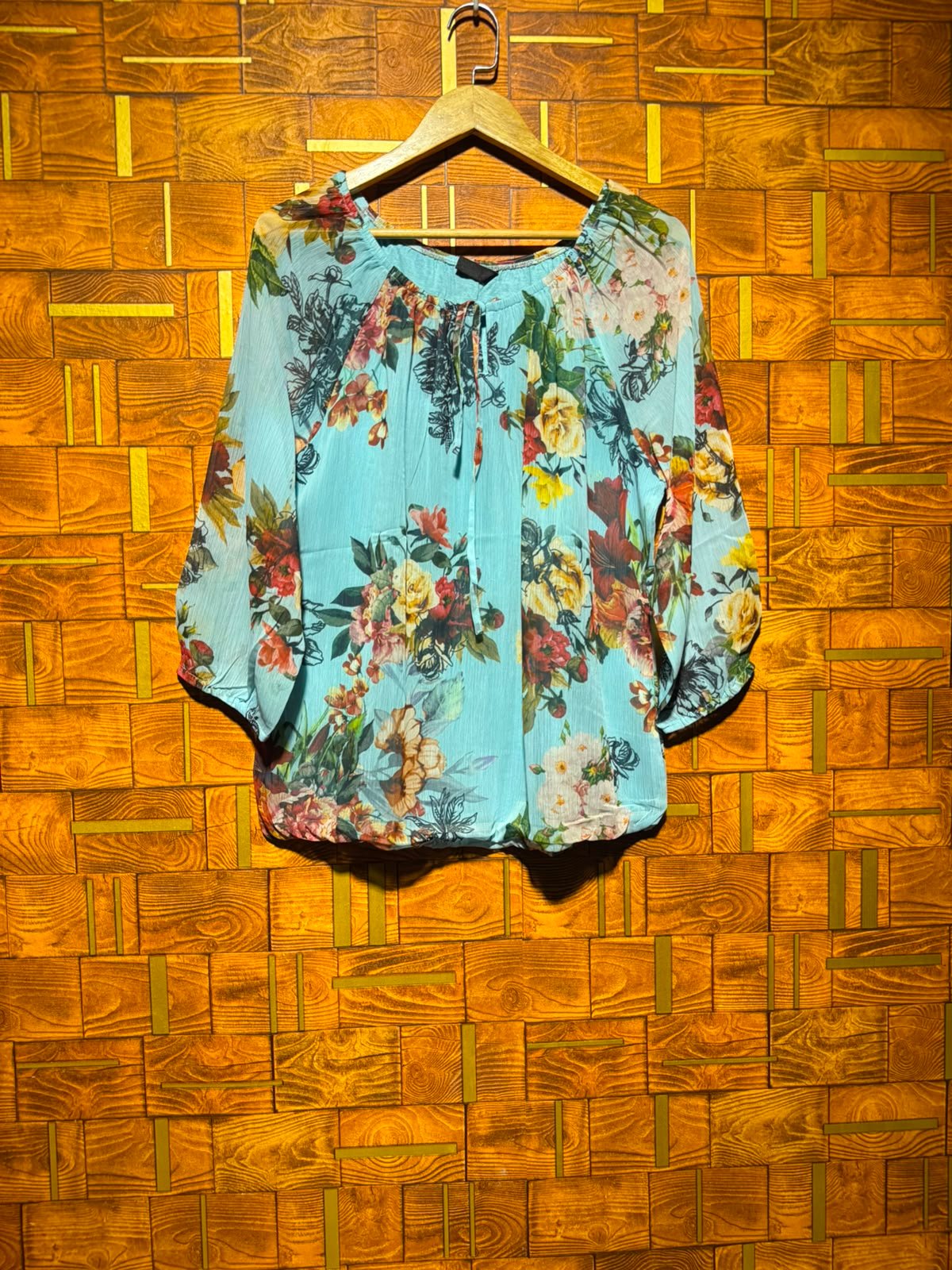 Short top medium chest 23 length 28
Chiffon
