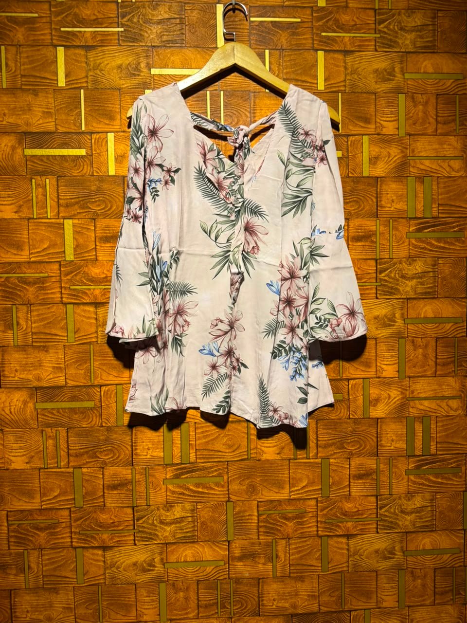 Short top medium chest 22 length 29
Linen
