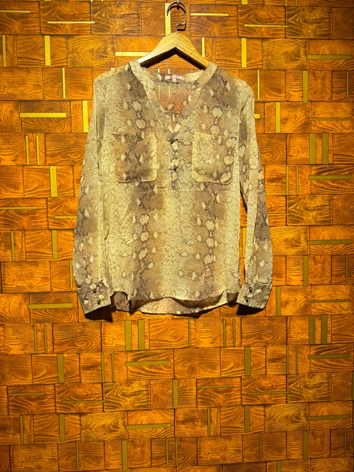 Short top medium chest 20 length 28
Chiffon
