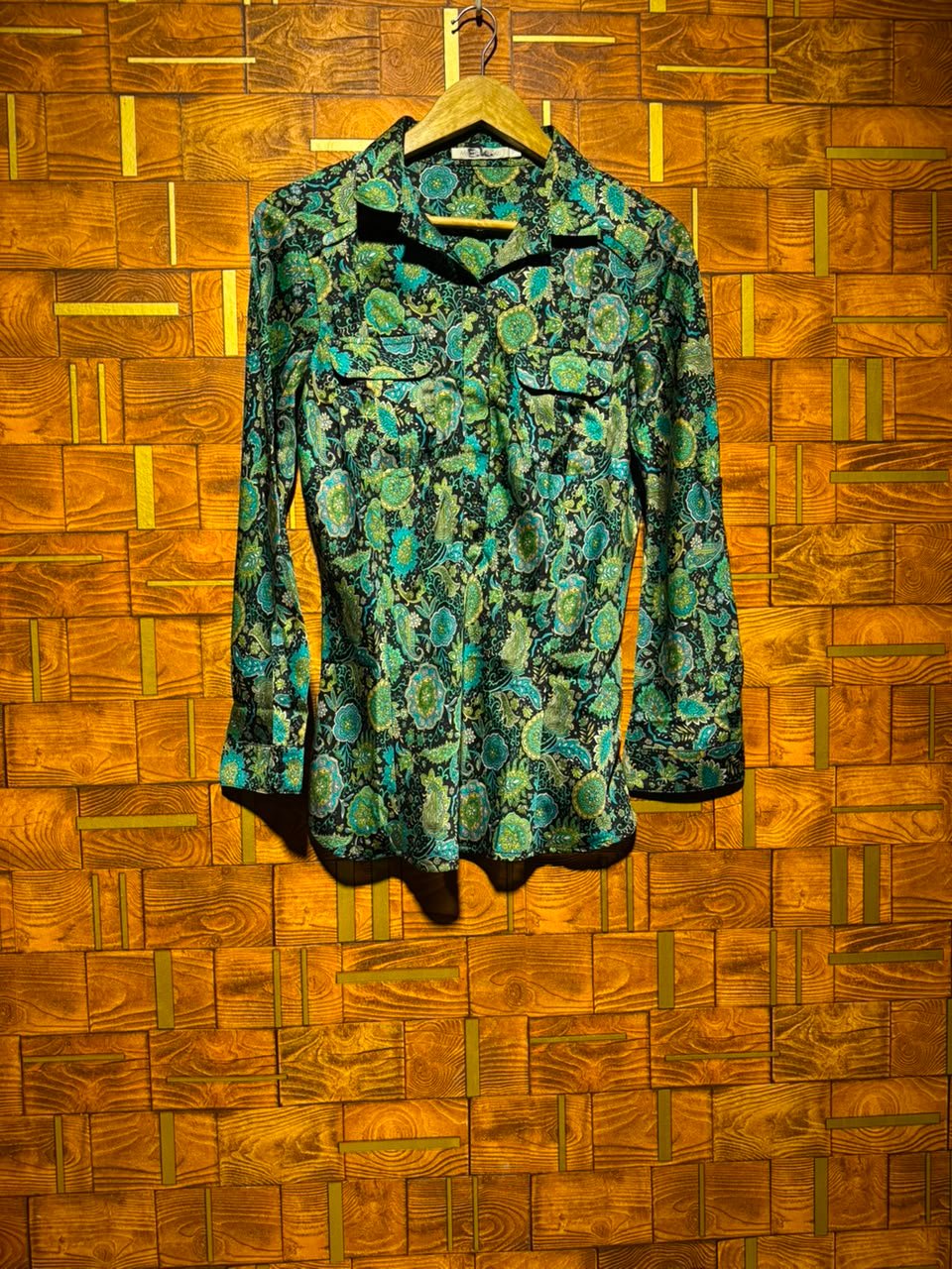 Short top medium chest 21 length 28
Silk