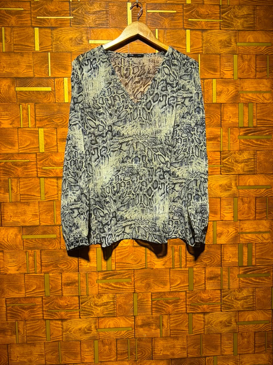 Short top Large chest 27 length 30
Chiffon