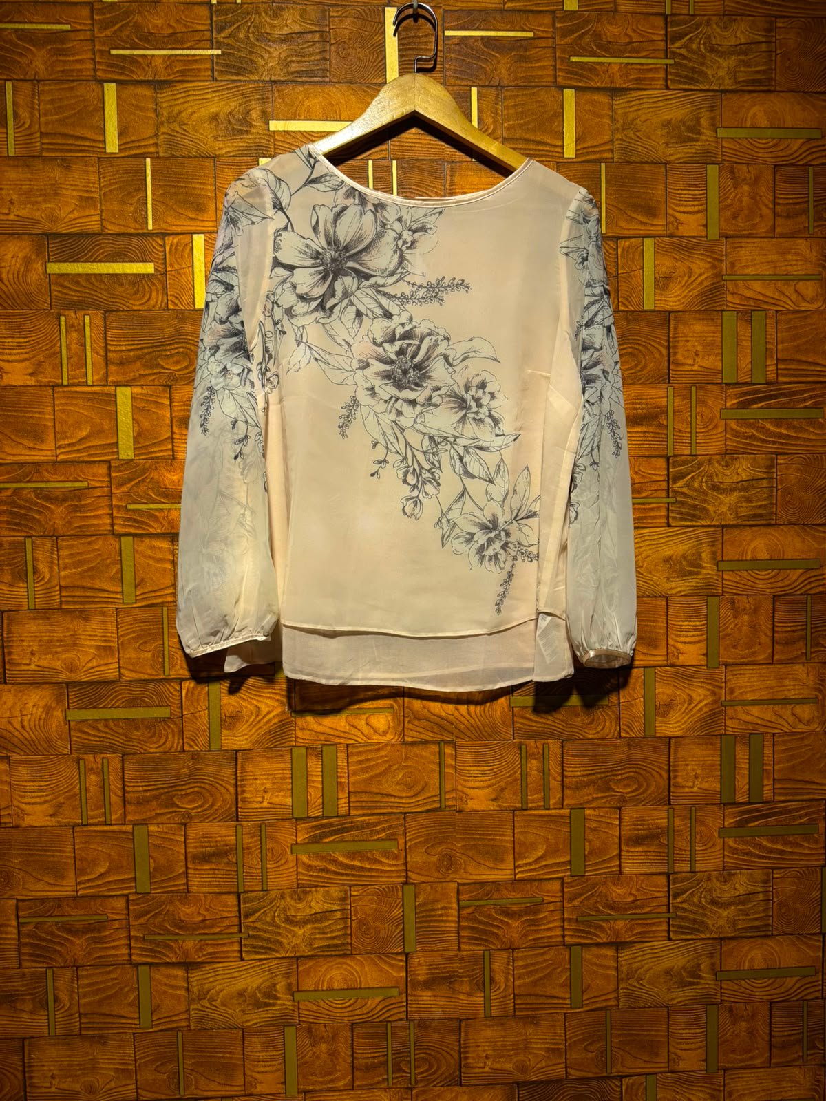 Short top medium chest 22 length 25 
Chiffon