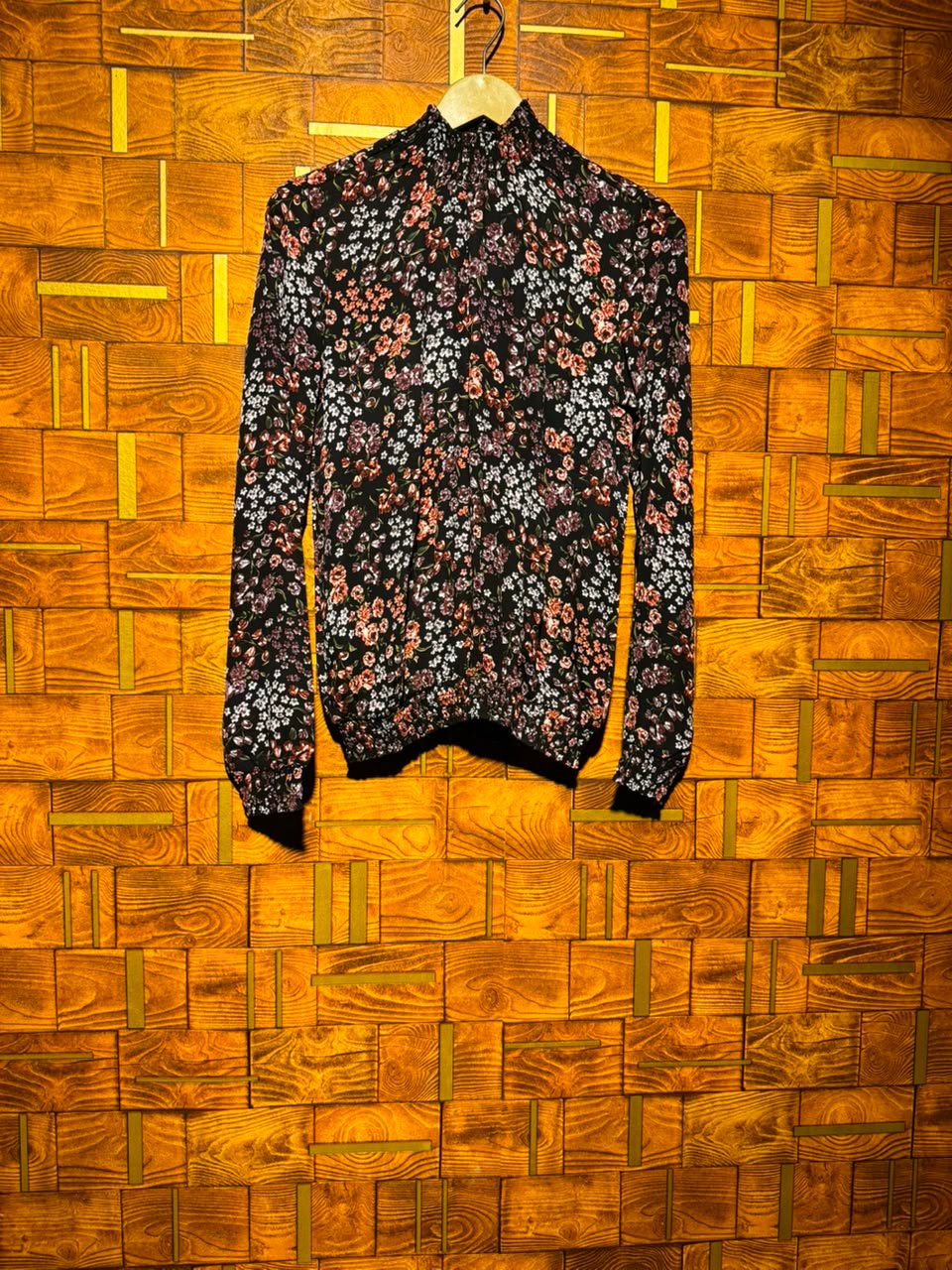 Short top small chest 19 length 24
Chiffon