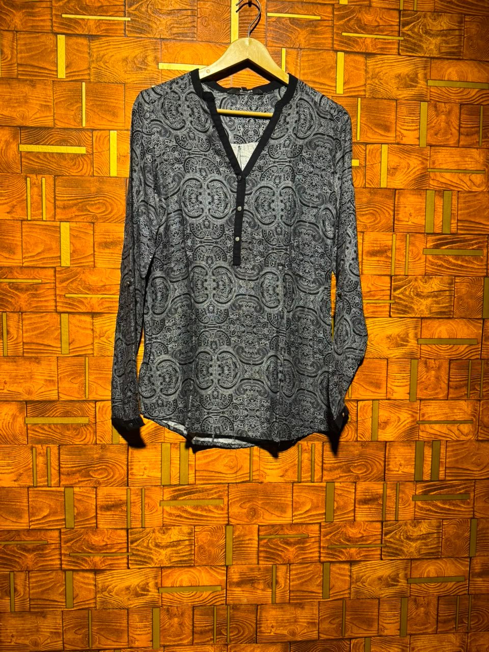 Short top small  chest 18  length 28
Linen