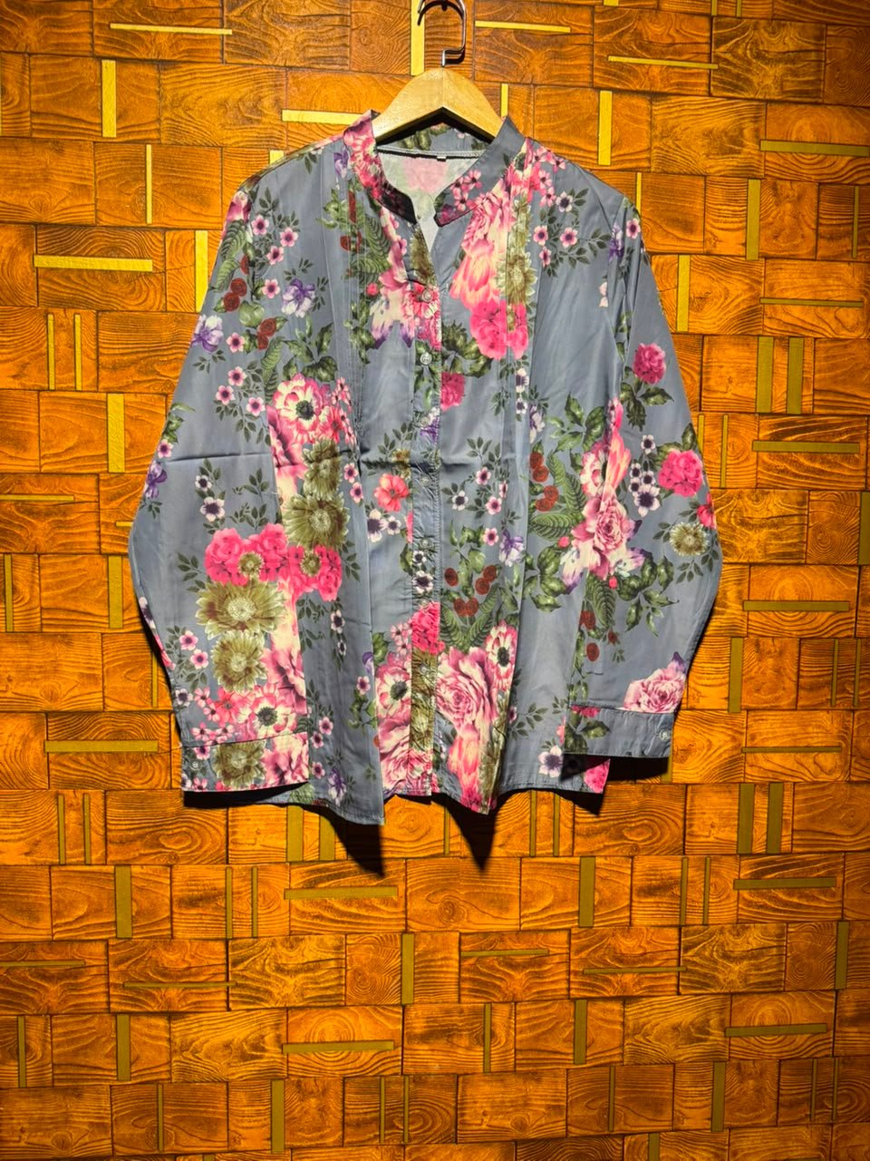 Short top medium chest 24  length 29
Silk