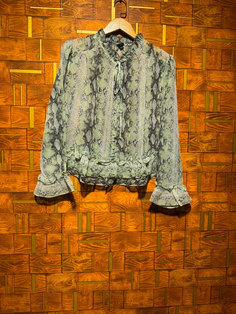 Short top medium chest 23 length 23
Chiffon