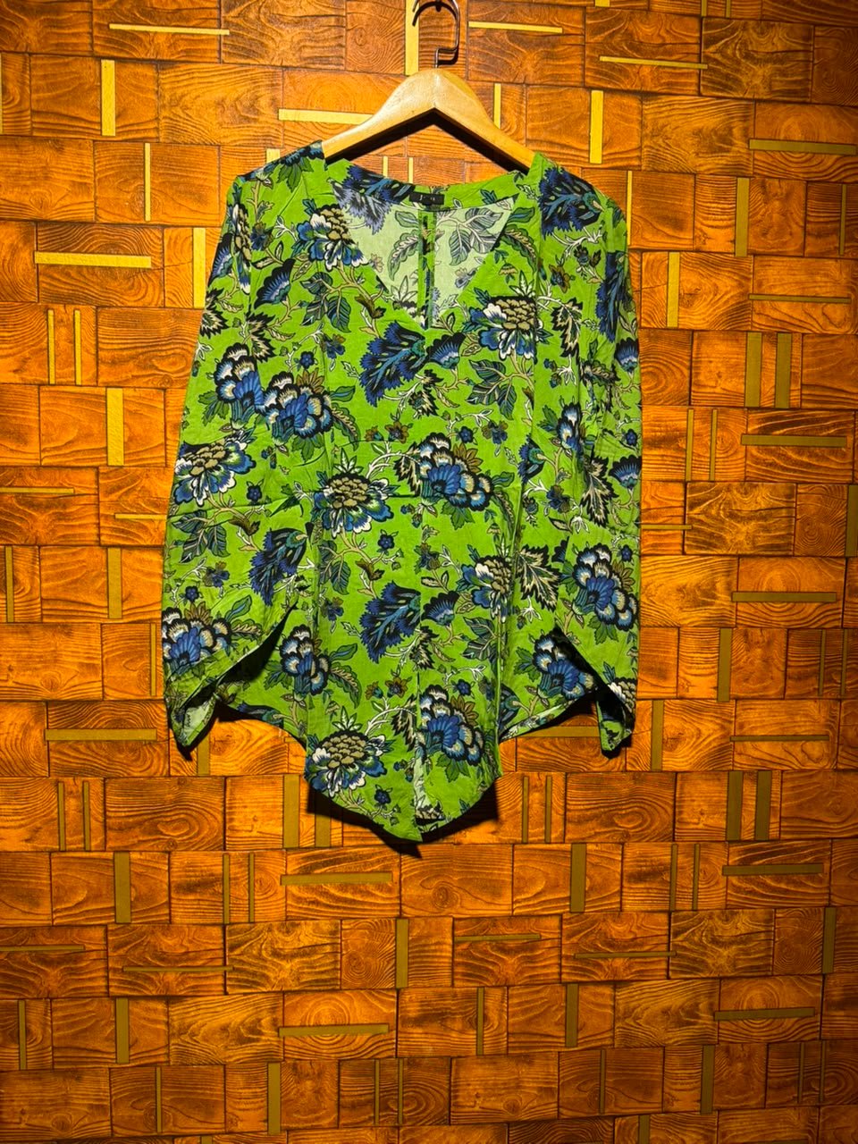 Short top medium chest 20 length 27
Linen