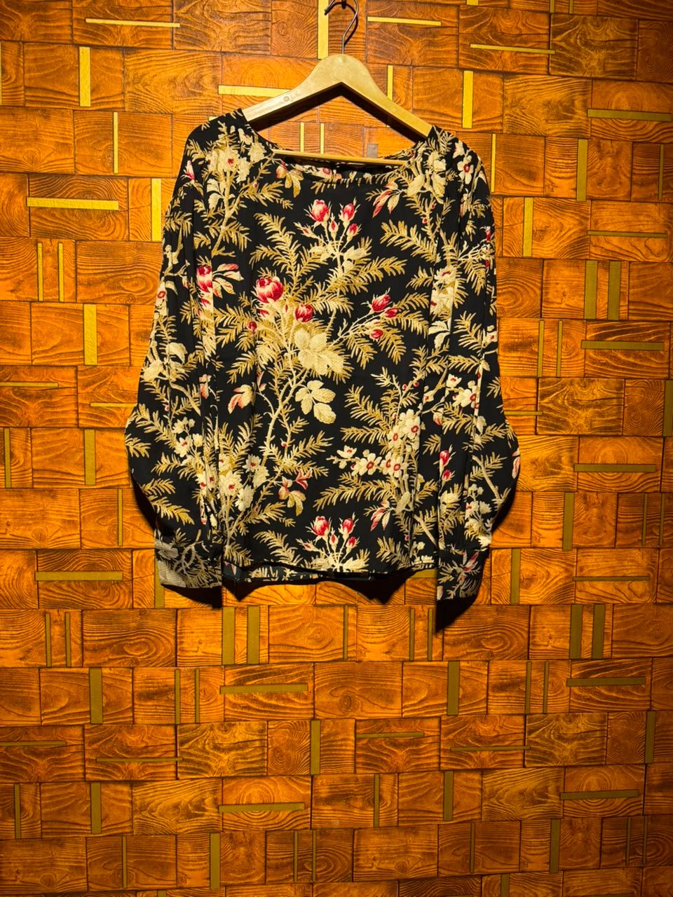 Short top medium chest 23 length 26
Chiffon